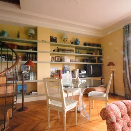 Champs-elysees Apartment *